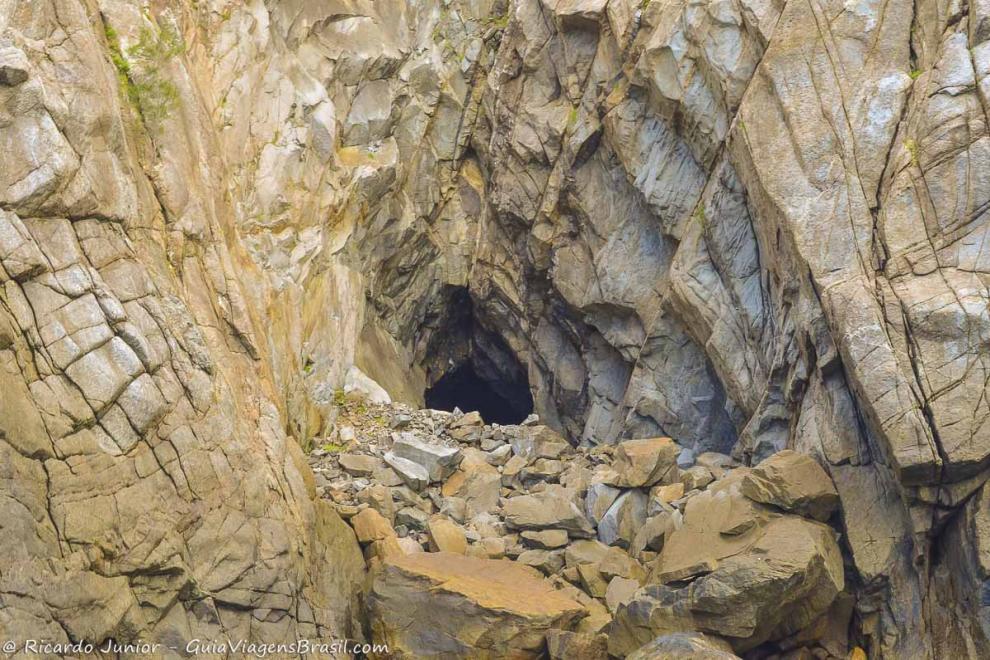 Imagem da natureza criando esculturas na grande pedra em Arraial.